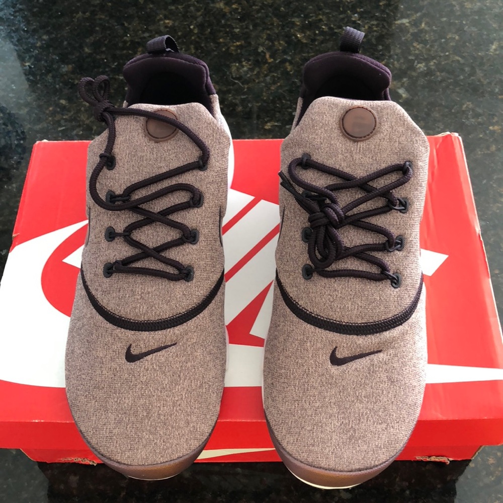 BRAND NEW nike fly size 10